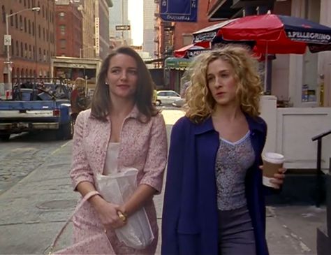 Carrie And Big, Carrie Bradshaw Outfits, Carrie Bradshaw Style, Charlotte York, 2000s Girl, City Outfits, Marlene Dietrich, Oversized Coat, Fashion Tv