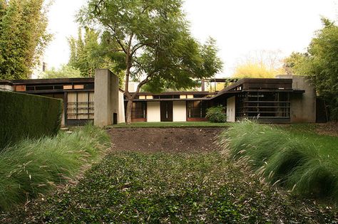 Schindler Residence/ Kings Road Residence. Rudolf M. Schindler. West Hollywood, California. 1921- 1922 Simple Gardens, Rudolph Schindler, Therme Vals, Schindler House, California Architecture, Richard Neutra, Modernist House, Modernist Architecture, Toyo Ito