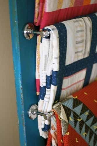 Smart! towel racks on a door with blankets Diy Blanket Storage, Blanket Storage Ideas, Diy Blanket, Closet Diy, Inside Closet, Quilt Display, Quilt Rack, Home Remodeling Diy, Quilt Storage