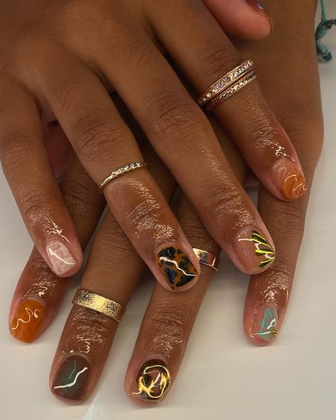 Manicure Freestyle 🌱☀️ . . . . #elpasonailtech #manicure #freestyle #explore #explorepage #exploremore #nailart #chromenails Gel Nail Designs For Natural Nails, New Year Inspired Nails, Mix Nails Designs, Nails For Africa, Oshun Nails, Natural Nails Acrylic Design, Short Nail Art Tutorial, India Nails Design, Aura Nails Ideas