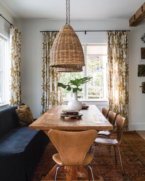 Kitchen dining nook with layered glowy browns via @laurenliess. “Glowy browns...” add so much warmth and depth and really make spaces come alive for me. The curtains are in #lltextiles GISELE’S WEB and the pendants are available at @laurenliessandco 🖤 photo by @helennorman Dining Pantry, Lauren Liess, Nice Homes, Design Homes, Bohemian Farmhouse, Mugs Design, Home Styles, Colorful Home, Design Mug