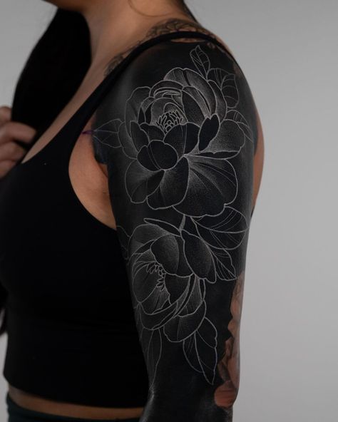 • EDEN • Dallas Tattoo Studio | Have you ever seen a coverup like this?? White on black peony tattoo done by @strawberry_jade. | Instagram Black Peony Tattoo, Dallas Tattoo, Peony Tattoo, Black Peony, Peonies Tattoo, Tattoo Cover-up, Skull Art, Tattoo Studio, Have You Ever