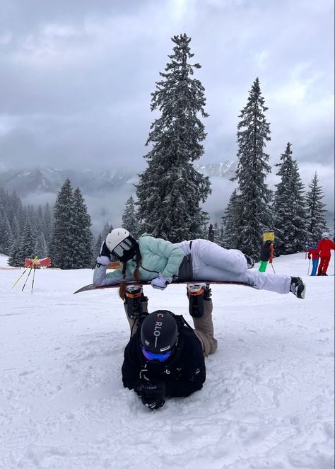 Couples Snowboarding Aesthetic, Snow Board Couple, Ski Couples Pics, Winter Ski Trip Aesthetic, Cute Couple Skiing Pictures, Ski Trip With Boyfriend, Ski Trip Aesthetic Couple, Ski Couple Photos, Ski And Snowboard Pictures