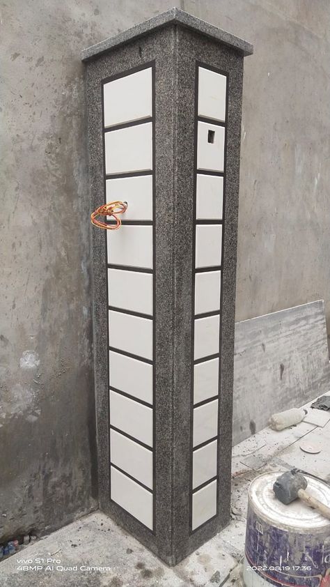 Pilar Tiles Design, Column Tiles Design, Main Gate Pillar Design Modern Granite, Main Gate Pillar Design Granite, Gate Pillar Design Modern With Granite, Piller Design Columns, Gate Pillar Design Modern, Front Pillar Design, Pillar Painting