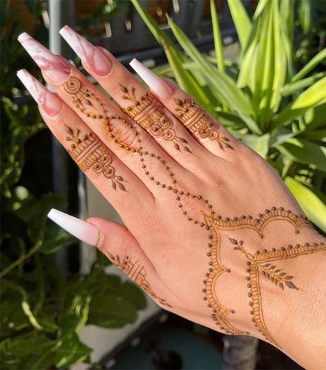 Mehndi Front Designs, Hand Mehndi Designs For Kids, Hairstyles Mehndi, Hand Mehndi Designs Back, Simple Mehndi Designs Front Hand, Mehndi Designs Back Hand, Mehndi Designs Back, Front Hand Mehndi Designs, Small Henna Designs