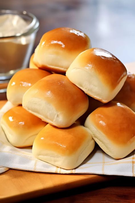 Texas Roadhouse Rolls Texas Roadhouse Buns, Texas Roadhouse Rolls Aesthetic, Small Batch Texas Roadhouse Rolls, Homemade Texas Roadhouse Rolls, Rolls Texas Roadhouse, Texas Road House Rolls, Texas Roadhouse Rolls Recipe, Easy White Bread Recipe, Dinner Rolls Easy