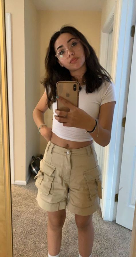 Cargo Shorts Fits Women, Cute Cargo Shorts Outfit, Chill College Outfits Summer, Tan Cargo Shorts Outfits Women, Tan Shorts Outfit Black Women, Kakis Shorts Outfit, Movie Date Outfit Black Women Summer, Cargo Short Outfits Women, Brown Jorts Outfit Women