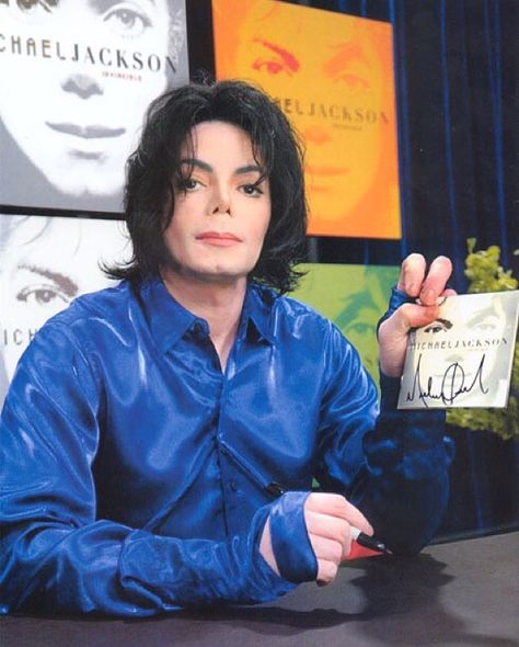 Today in 2001 #MichaelJackson hosts his first ever album signing event in NYC. #MJFAM #Moonwalker #KingOfPop Michael Jackson 2001, Michael Jackson Invincible, Mjj Pictures, Michael Jackson Neverland, You Rock My World, Photos Of Michael Jackson, Joseph Jackson, Michael Jackson Pics, King Of Pop