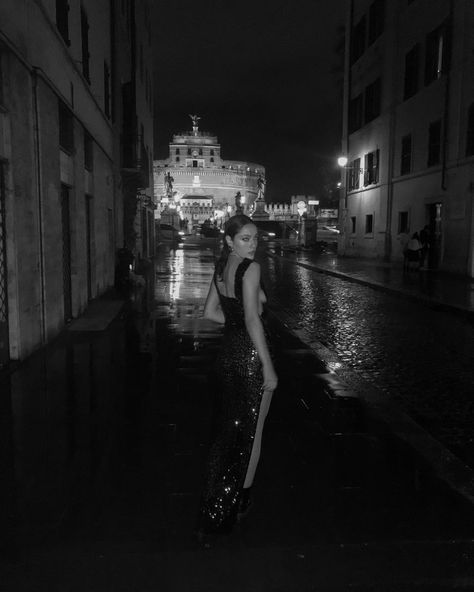 #night #rome #roma #italy #italytrip #inspo #editorial #aesthetic #romantic #sexy #rain #solotrip #street #castell #castellsantangelo Rome At Night Aesthetic, Roma Aesthetic Night, Dark Italian Aesthetic, Bohemian Journal, Rome Photoshoot, Rome Party, Champagne Coast, Editorial Aesthetic, Rome At Night