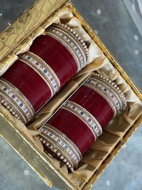 Maroon Chooda Designs Brides, Latest Chura Designs Bridal, Chura Bridal Punjabi Bride, Choora Bangles Bridal, Punjabi Choora, Wedding Chura, Wedding Jewellery Designs, Dotted Design, Wedding Jewelry Sets Bridal Jewellery