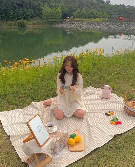 Korean Picnic Aesthetic, Korean Picnic, Picnic Date Food, Picnic Photo Shoot, Picnic Pictures, Picnic Photography, Picnic Theme, Picnic Aesthetic, Picnic Inspiration