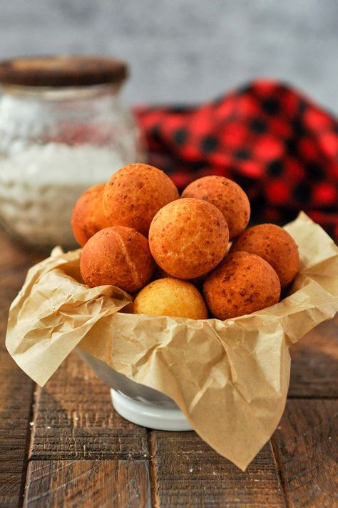 Colombian Food Recipes Traditional, Colombian Bunuelos, Colombian Pastries, Colombian Christmas, Bunuelos Recipe, Colombia Food, Cheese Fritters, Fried Cheese, Colombian Food