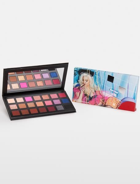 The Very Best Products From Kylie Cosmetics, Because It's Not Just Lip Kits Anymore Kylie Jenner Palette, Kylie Jenner Cosmetics, Pretty Eyeshadow Palettes, Kylie Birthday, Pretty Eyeshadow, Kylie Makeup, Kylie Baby, Jenner Makeup, Powder Palette