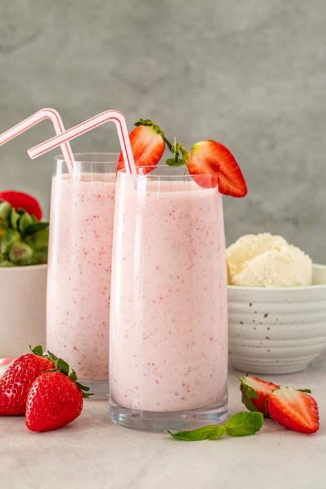 The perfect recipe for the BEST Strawberry Milkshake that is creamy, sweet, thick, and packed with flavors! Best Strawberry Milkshake Recipe, Yule Aesthetic, Strawberry Milkshake Recipe, Vanilla Milkshake Recipe, Shake Strawberry, Food Varieties, Milkshake Recipe Strawberry, Fruit Shake, Fruit Milkshake