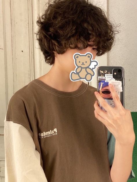 Fluffy Curly Hair Boy, Tomboy Curly Hair, Trans Boy Haircut, Fluffy Curly Hair, Tomboy Haircut, Tomboy Hairstyles, Short Grunge Hair, Shaggy Short Hair, Short Curly Haircuts