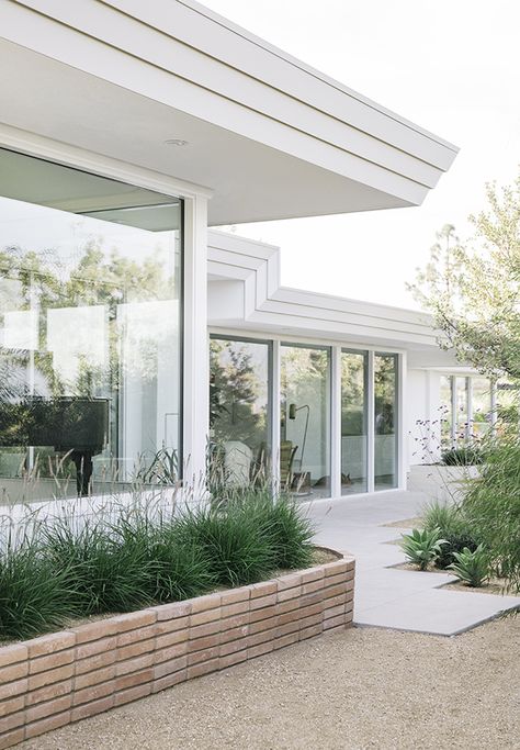 If you’ve been following along my IG stories, you know I have had my mind on exteriors since we have been working on ours at our #samuelfamilyfixer this week. So while I have been sharing the Mandy Moore project tours here, I couldn’t help but jump to her homes’ exterior. I sure do miss having … Window Inspiration, Poolside Furniture, Sarah Sherman, Sarah Sherman Samuel, Homes Exterior, Casa Exterior, Mandy Moore, Modern Landscaping, Ig Stories