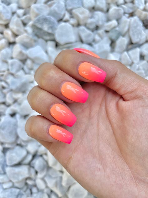 Pink Orange Ombre Nails Summer, Neon Pink And Orange Ombre Nails, Beach Nail Designs Orange, Coral And Pink Ombre Nails, Pink And Orange Beach Nails, Orange And Pink Ombré Nails, Coral Pink Ombre Nails, Nails Sunset Ombre, Ombre Orange And Pink Nails