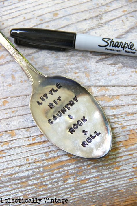 Spoon Keychain, Cutlery Art, Silverware Crafts, Altered Art Jewelry, Stamped Spoons, Bee Creative, Silver Keychain, Spoon Jewelry, Diy Stamp