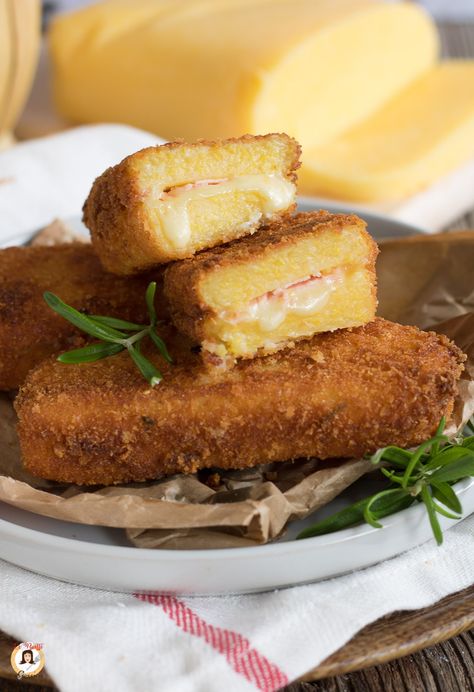 POLENTA IN CARROZZA ripiena di prosciutto e formaggio - fritta o al forno Polenta Fritta, Bar Food, Plum Cake, Ham And Cheese, Tempura, Polenta, Finger Food, Bars Recipes, Finger Foods