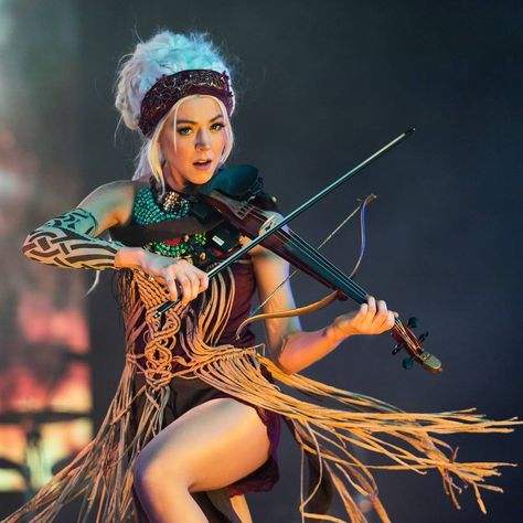 Lindsey Stirling Outfits, Lindsay Sterling, Violin Photography, Lilly Singh, Lindsey Stirling, Pentatonix, Evanescence, Guitar Design, Violinist