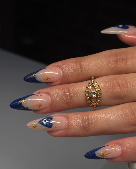 🧿🪬✨✨✨ Ocean Inspo Nails, Nail Art Detailed, Nail Inspo Blue And White, Nails For Dubai, Almond Aesthetic Nails, Nail Inspo Navy Blue, Winter Design Nails, Senior Picture Nails, Pearl Nail Ideas