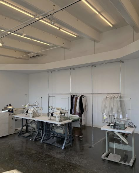 Fashion Studio Interior, Design Studio Workspace, Fashion Showroom, Fashion Dream Job, Fashion Designer Studio, Clothing Studio, Studio Interior Design, Studio Room, Studio Interior