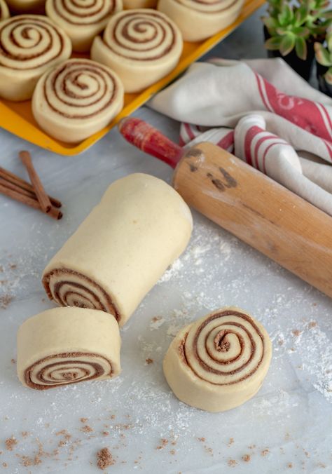 Cinnamon Roll Photography Food Styling, Cinnamon Rolls Food Photography, Cinnamon Rolls Photography, Cinnamon Roll Photography, Cinnamon Rolls Aesthetic, Cinnabon Rolls, Food Photography Cake, Baking Photography, Homemade Chocolate Bars