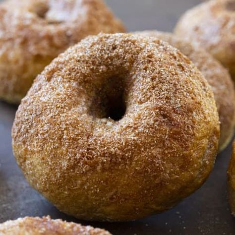 Cinnamon Sugar Bagels - i am baker Bagels Homemade, Cheesecake Chocolate Cake, Baked Goods Recipes, Cinnamon Bagels, Cinnamon Sugar Recipes, Quick Cinnamon Rolls, Breakfast Brownies, Bagels Recipe, The Best Cakes