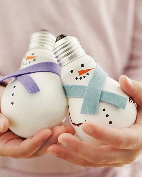 36 Easy Christmas Crafts - Light Bulb Snowmen Diy Light Bulb, Recycled Christmas Decorations, Contemporary Christmas Trees, Light Bulb Crafts, Painted Light Bulbs, Snowman Crafts Diy, Light Bulb Ornaments, Noel Diy, Contemporary Christmas