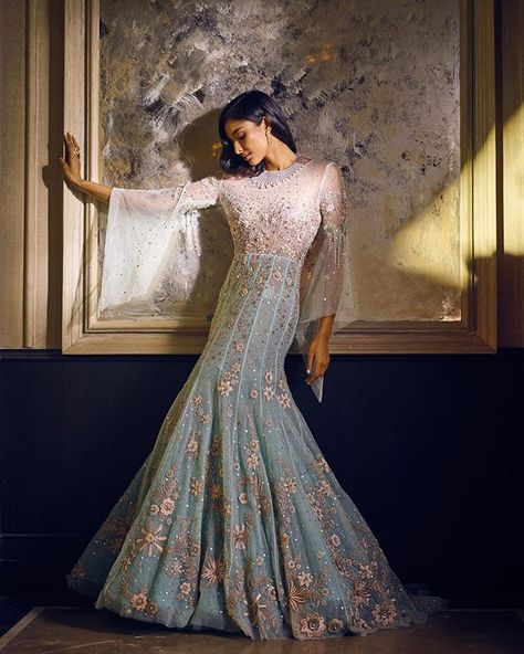 Fabulous Outfits for the Bride’s & Groom’s Sister to get that Awesome look following each functions of the Wedding! Fishcut Gown Indian, Fish Cut Gown Western, Fishcut Lehenga Pattern, Fishcut Gown Western, Groom Sister Dress Indian Outfit, Reception Gown For Bride, Dress For Bride Sister, Fish Cut Gown, Indowestern Outfits