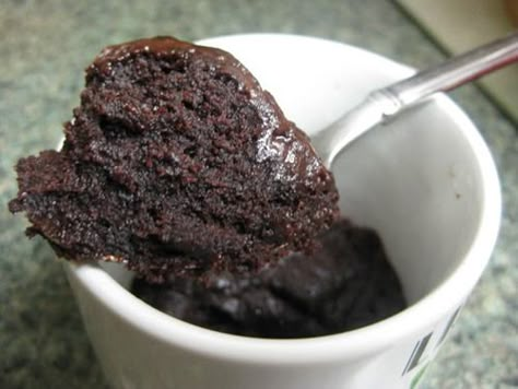 brownie-in-a-mug recipe. I like this one better because it requires butter as opposed to oil (makes it less likely to burn in the microwave) Microwave Brownie, Mug Brownie, Brownie Vegan, Brownie In A Mug, Single Serving Recipes, Vegan Brownie, Chocolate Mugs, Mug Recipes, Brownies Recipe Easy