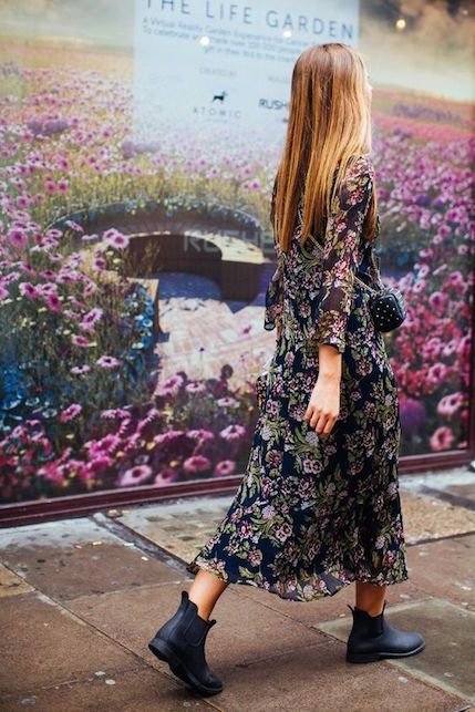 831c2f88a604a07ca94314b56a4921b8desc49948691ri London Fashion Week Street Style, Mode Hippie, Street Style 2016, London Fashion Weeks, Floral Print Dress Long, Estilo Hippie, Mode Boho, Weekly Outfits, Floral Dresses Long