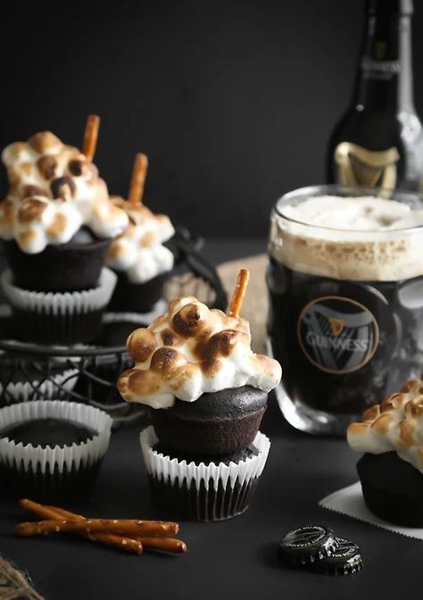 Beer Dessert, Guinness Cupcakes, Marshmallow Meringue, Baking Science, Sweet Pastries, Köstliche Desserts, Eat Dessert First, Eat Dessert, Sweets Treats