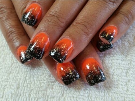 Halloween Sns Dip Nails, Simple Halloween Dip Nails, Dipped Halloween Nails, Halloween Dip Powder Nails, Halloween Nails Ombre, Halloween Nails Dip Powder, Halloween Dip Nails Ideas, Black And Orange Nail Designs, Bulldog Nails