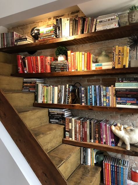 Bookshelves On Stairs, Bookshelves In Stairwell, Bookshelf Staircase, Book Shelf Staircase, Staircase Bookshelves, Book Book Under Stairs, Books Staircase, Staircase Design Bookshelf, Book Staircase