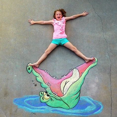 You Won't Believe What This Dad Can Do With Sidewalk Chalk: Most of us can make pretty decent rainbows, flowers, or butterflies with our kiddo's sidewalk chalk, but one dad's use of the chalky medium is like nothing we've ever seen before. Chalk Photography, Chalk Photos, Fun Chalk Art, Chalk Artist, Sidewalk Chalk Art, Sidewalk Art, Desain Editorial, 3d Street Art, Chalk Drawings