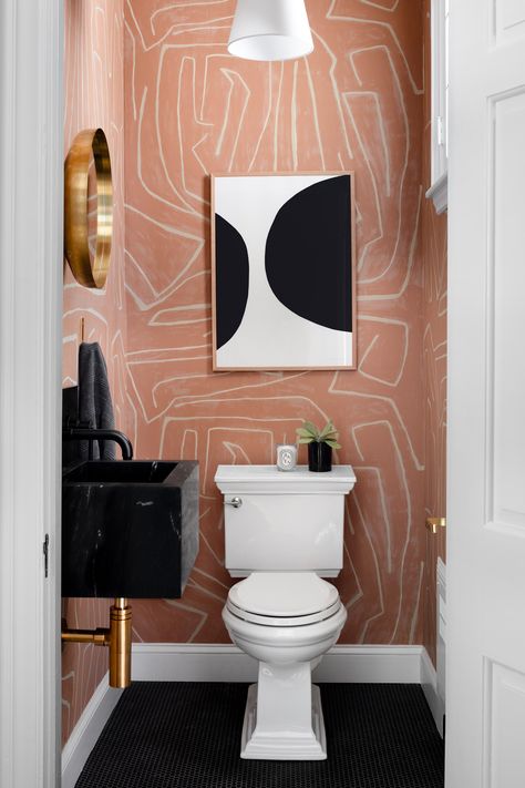 Lawson credits the wallpaper as the jumping-off point for this powder room. "That salmon color is one of my absolute favorites. The tile is another one of my favorite parts of this room. It's a tiny matte hex and it's just adorable," says Lawson. #marthastewart #homeimprovementideas #easyhomedecorideas #details #homedecorinspiration Powder Room Paint Colors, Powder Room Paint, Wc Decoration, Bad Inspiration, Decor Baie, Design Blogs, Kelly Wearstler, Design Del Prodotto, Easy Home Decor