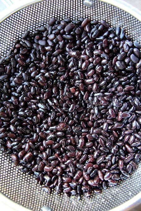 How to cook black beans from scratch - Kind Earth Cooking Dried Black Beans, Dry Black Beans Recipe, How To Make Black Beans, How To Cook Black Beans, Cooking Dry Black Beans, Black Beans From Dry, Black Beans From Scratch, Dry Black Beans, Cook Black Beans