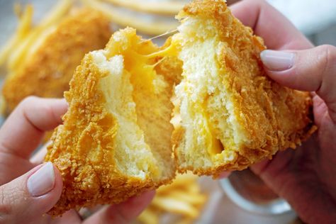 How to Make a Cheese Frenchee, aka a Deep Fried Grilled Cheese Sandwich Magnolia Cupcakes, Frozen Garlic Bread, Fried Foods, Dutch Oven Recipes, How To Make Sandwich, Homemade Cheese, Cheese Fries, Fair Food Recipes, Grilled Cheese Sandwich