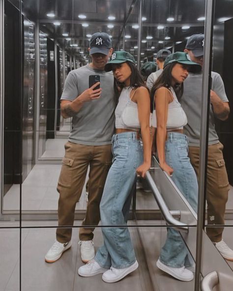 Couple outfit idea, casual outfit inspiration, nike, sneakers, baggy denim jeans, cargo pants Cargo Couple Outfit, Cargo Pants Outfit Casual, Baggy Jeans Outfit, Jordan Style, Tank Crop Top, Cargo Pants Outfit, Pants Outfit Casual, Jeans High Waisted, Inspiration Fashion