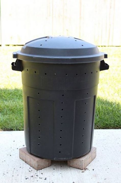 DIY compost bins -4 Homemade Compost Bin, Diy Compost Bin, Apartment Composting, Compost Bin Diy, Diy Compost, Vegetable Scraps, Diy Budget, Garden Compost, Garbage Bin