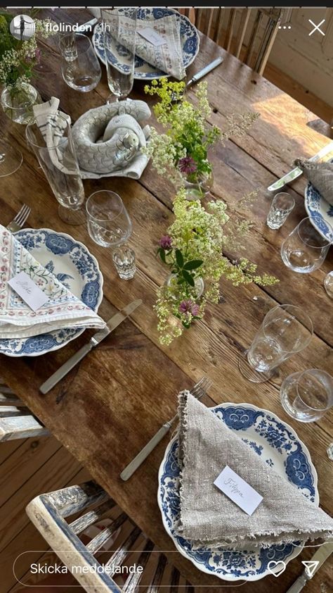 Swedish Table Settings, French Countryside Table Setting, French Inspired Table Setting, Vintage Kitchen Table Decor, Farmhouse Dinner Party, Scandinavian Dinner Table, Cottagecore Table Setting, Farm To Table Aesthetic, Table Settings Aesthetic