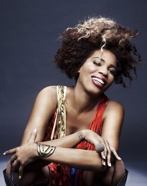 Listening to Macy Gray today.  Just love her kinda scratchy, kinda smooth voice.  Memphis in May Mood Music, Macy Gray, Lil Black, Jazz Poster, Soul Singers, Famous Musicians, Talented People, Neo Soul, Women In Music