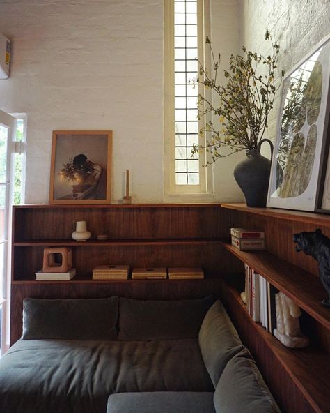 Breakfast Nook Interesting Bookshelves, Ikea Apartment Ideas, Parlor Room Ideas, Vintage Room Ideas, Wooden Couch, Zimmer Diy, Casa Country, Laurel Canyon, Vintage Room