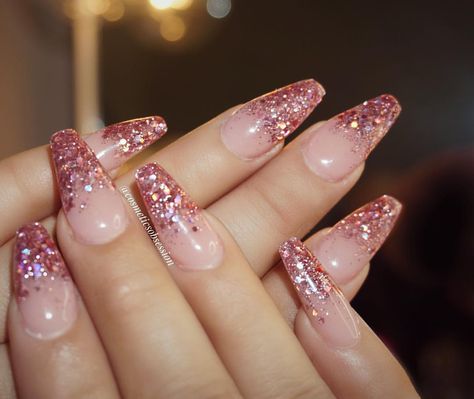 Pink glitter tip nails Cute Easy Nail Designs, Nails Clear, Glitter Tip Nails, Glitter Tips, Unghie Sfumate, Clear Acrylic Nails, Pink Glitter Nails, Cute Simple Nails, Valentines Makeup