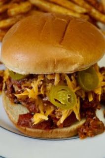 Chili Burgers Recipe, Burger Sliders Recipes, Bacon Hot Dogs, Sausage Chili, Chili Cheese Burger, Chili Burger, Burger Sliders, Ground Meat Recipes, Cheese Burger