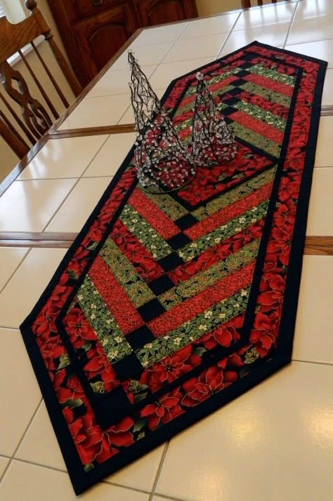 Braid Quilts, Quilt Runners, Christmas Table Runner Pattern, Braid Quilt, Quilting Table, Quilt Table Runners, Quilted Table Runners Christmas, Table Runners And Placemats, Christmas Table Runners