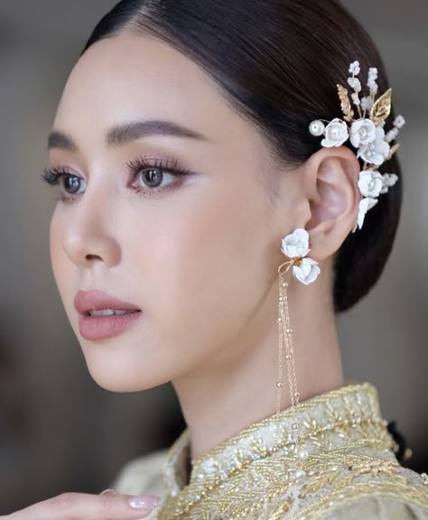 Thai Ear Cuff, Ear Cuff Styling, Thai Wedding Dress Traditional, Fabric Flower Earrings, Thai Makeup, Wedding Dress Traditional, Thai Wedding Dress, Ear Cuff Jewelry, Bvlgari Jewelry