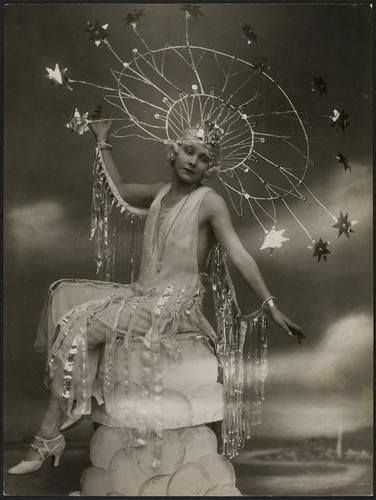 celestial portrait with head-dress 1920's Ziegfeld Girls, Halloween Vintage, Vintage Circus, Alphonse Mucha, Silent Film, 인물 사진, Vintage Glamour, Belle Epoque, A Chair