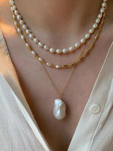 Layering pearl necklaces can elevate your spring outfits with style. Here are some fashion tips. Pearls Necklace Outfit Casual, How To Style Pearls, Pearl Necklace Outfit, Necklace Combo, Necklace Outfit, Pearls Necklace, Pearl Necklaces, Jewelry Style, Bead Jewelry